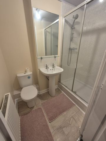 FOUR BEDROOM TERRACED HOUSE - Photo 5