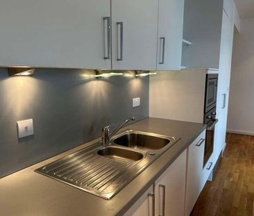 Brayford Waterfront // Bed & Bath // July, LN5 - Photo 5