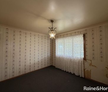 Family Home Close to Orange Home Maker Centre - Photo 2