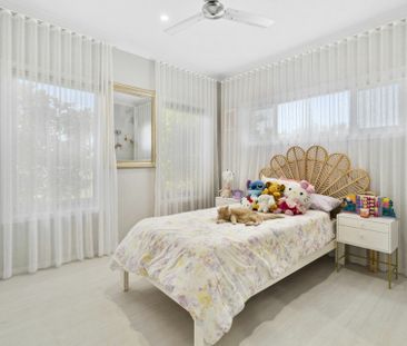Stylish Four Bedroom Coastal Home With Pool - Photo 2