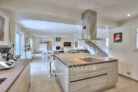 Maison à louer Mougins, Cote d'Azur, France7 500 EUR / Mois - Photo 5
