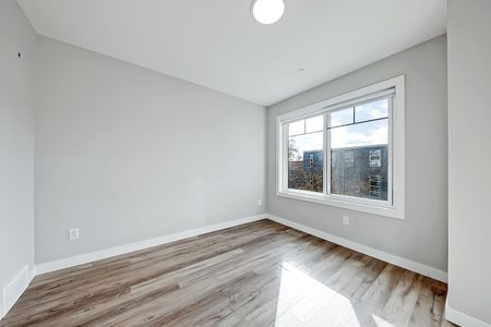 1502 10 Ave SE, Calgary - Photo 4