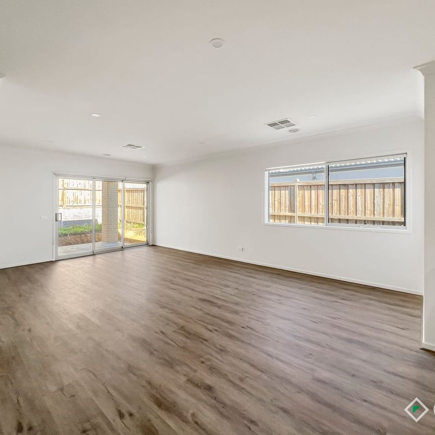 Near New in Crownlea! - Photo 1