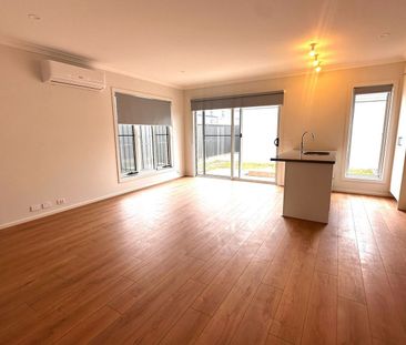 NEAR NEW 3 BEDROOM 2 BATHROOM TOWNHOUSE! - Photo 4