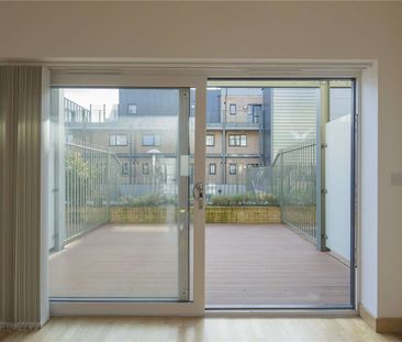 Modern two bedroom, two bathroom duplex apartment - Photo 1