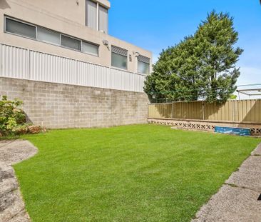 Large Multi-level Family Home in Stunning Chiswick Location with Wa... - Photo 6