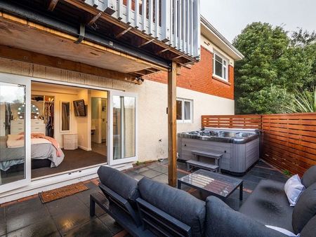 Beautiful & Sunny 4-Bedroom Family Home - Photo 2