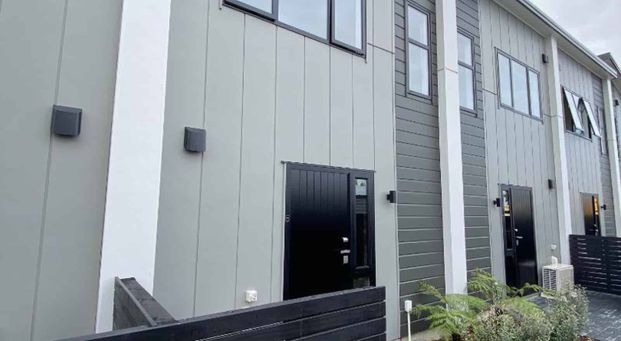 Spacious 2 Bedroom Townhouse - Photo 1