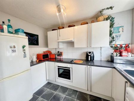 3 bedroom semi-detached house to rent - Photo 5