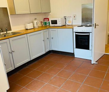 1 bedroom in a house share to rent - Photo 3