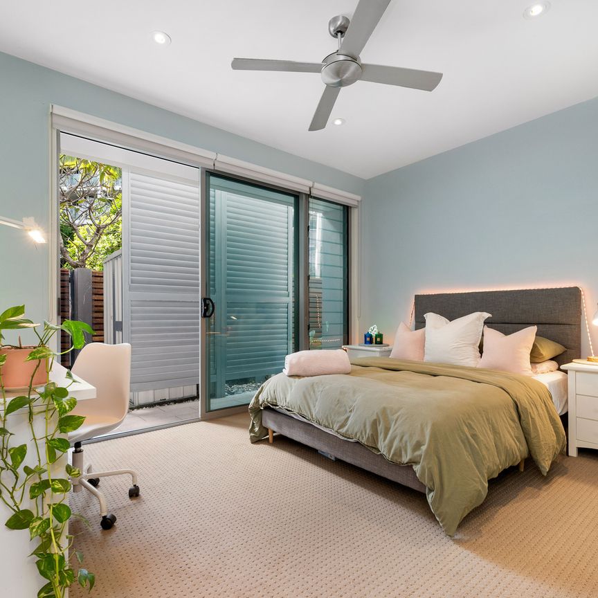 12 Refinery Parade, New Farm QLD 4005 - House For Rent - $2,200 | Domain - Photo 1