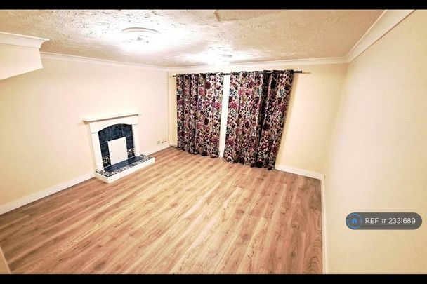 3 bedroom end of terrace house to rent - Photo 1