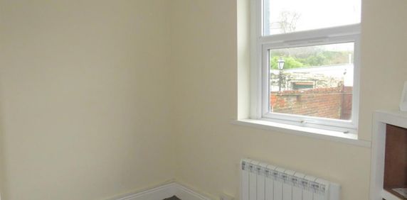 1 bedroom Flat To Let - Photo 2