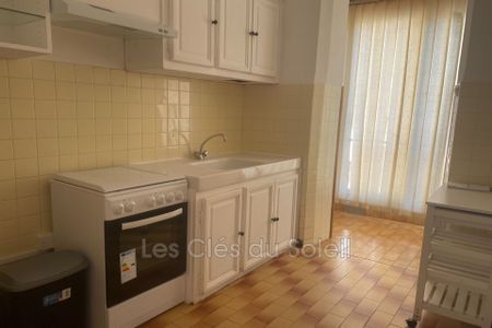 Location Appartement 2 pièces 45m² LA SEYNE SUR MER 83500 - Photo 2
