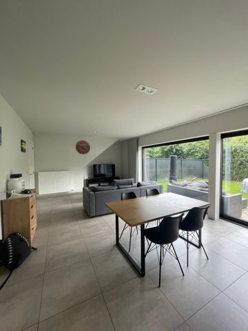 Moderne halfopen woning met terras en tuin - Photo 4