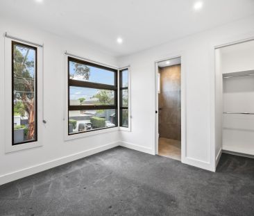 Stunning 3 Bedroom Townhouse - Photo 3