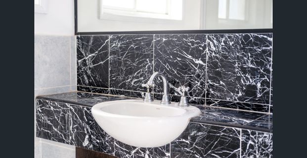 BEAUTIFULLY PRESENTED FAMILY HOME IN A PRIME LOCATION - Photo 1