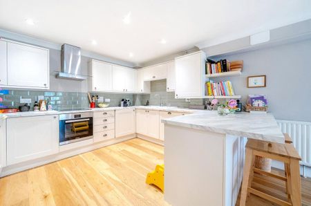 3 bedroom flat to rent - Photo 4