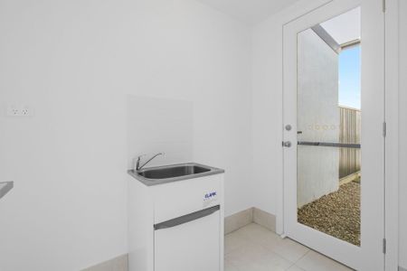 Luxe Family Retreat in Oran Park - Photo 4