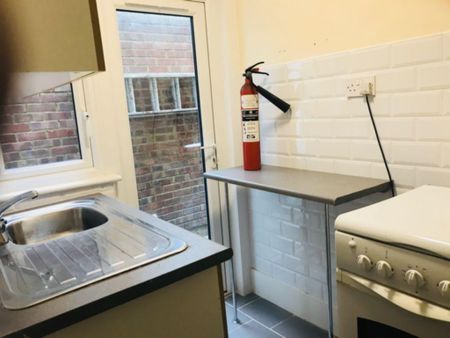 House share to rent - Photo 2
