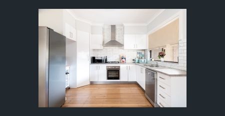 Three Bedroom Family Home! - Photo 4