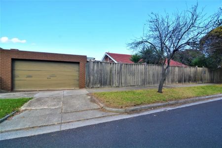 “Family Home in Prime Location!” - Photo 3