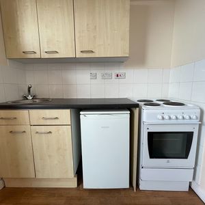 Studio Flat, Mede House, SO15 - Photo 2