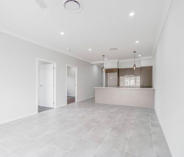 Brand New Modern 4 Bedder Family Home LOW priced set to be gone quick - Photo 1