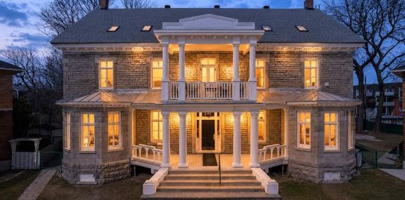 MAJESTUEUX 3 ½ À LOUER DANS UN IMMEUBLE ANCESTRAL DU VIEUX-TERREBONNE ENTIEREMENT MEUBLÉ - Photo 2