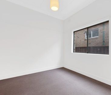 Lovely Two-Bedroom Home in Lilyfield - Photo 2