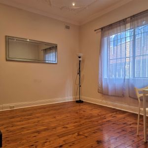 Semi like Two Bedroom with Own Entrance - Bondi - Photo 2