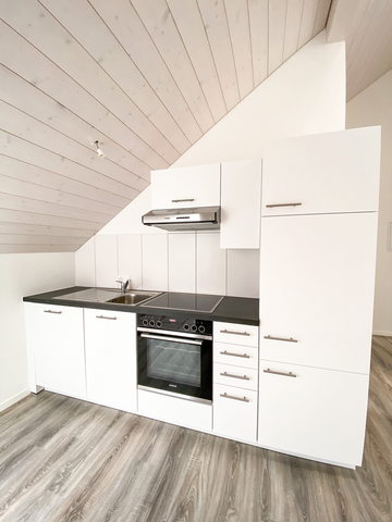 Moderne 2.5-Dachzimmerwohnung mit Balkon / Mietzinsaktion - Photo 2