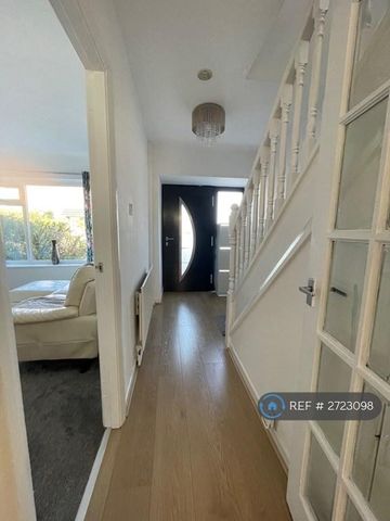3 bedroom semi-detached house to rent - Photo 2