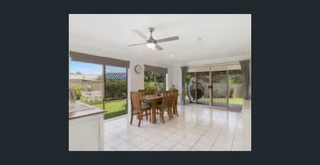 Spacious Family Home in Quiet Helensvale Cul-de-Sac - Photo 3