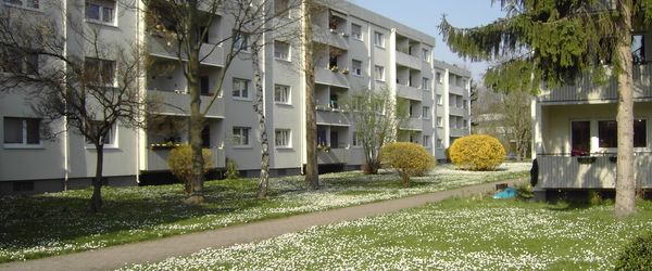 2 Zimmer, Küche, Dusche, Loggia, Tiefgarage, EG rechts - Photo 1