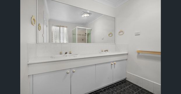 Modern 3 Bedroom Unit - Photo 1