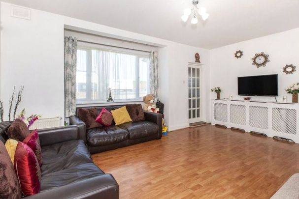 London Road, Staines-upon-Thames, Surrey, TW18 4JX - Photo 1