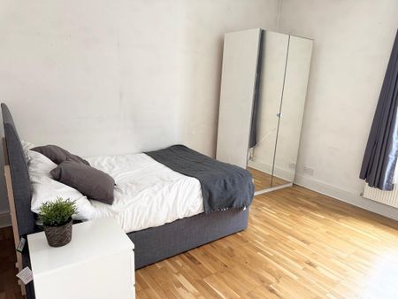 3 bedroom flat to rent - Photo 3