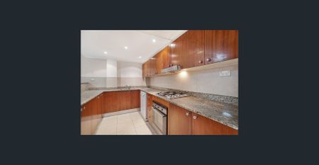 Townhouse with Private Courtyard - Photo 2