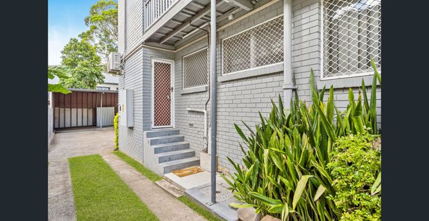Tidy Two Bedroom Apartment in the Heart of Annerley - Photo 1