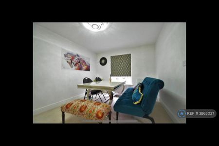 5 bedroom semi-detached house to rent - Photo 2