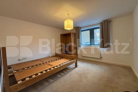 Private gated development set back in beautiful grounds - Photo 3