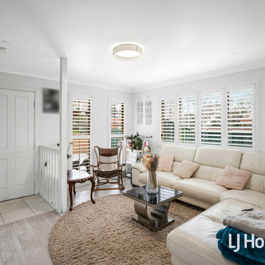 Great 3 Bedroom Home - Walk to Shops and Station! - Photo 1