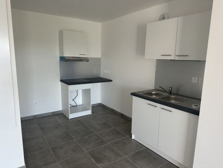 Location Appartement 3 pièces 64m² VAUX LE PENIL 77000 - Photo 2