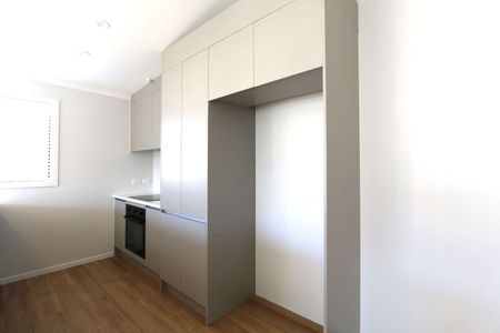 Stunning three bedroom two bathroom home - Photo 2
