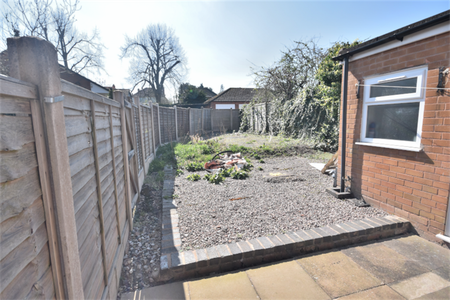 1 bedroom in a house share to rent - Photo 4