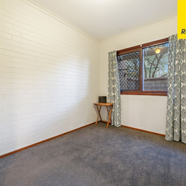 Furnished & Chicly Renovated Unit in Central Location - Available for 4 month lease only - Photo 1
