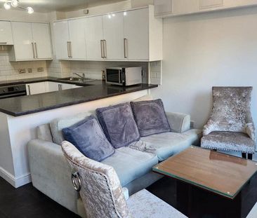 5 bedroom semi-detached house to rent - Photo 3