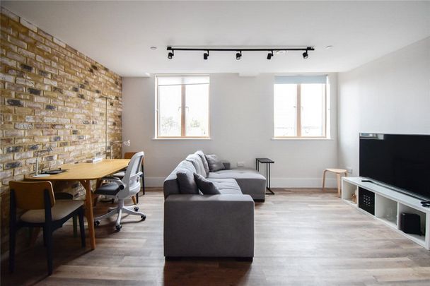 Superbly presented 1 bedroom apartment to rent in this highly sought after central Cambridge location offering excellent access to the railway station, city centre and within a 5 minute walk of Apple, AstraZeneca, Microsoft and Amazon. Furnished. - Photo 1