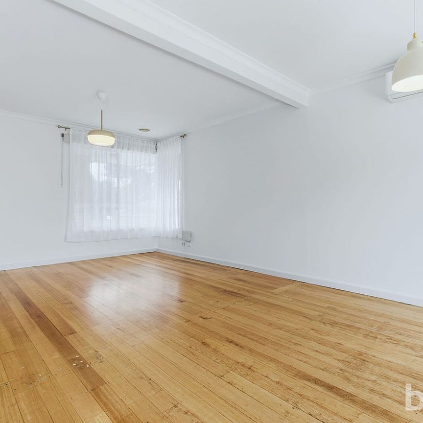 Sun-Filled 3 Bedroom Family Living in a Parkside Cul-de-Sac - Photo 1